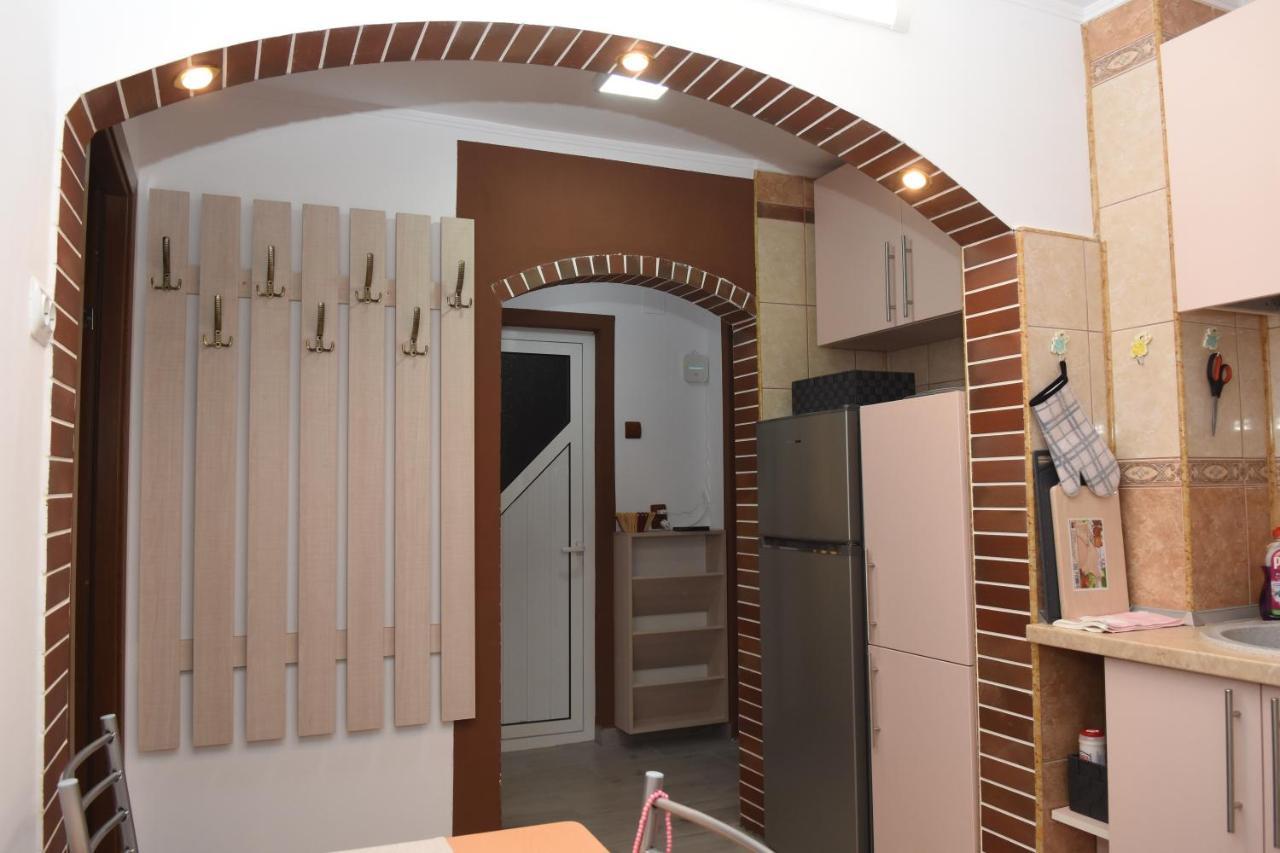 1St Apartment Nehoiu Dış mekan fotoğraf